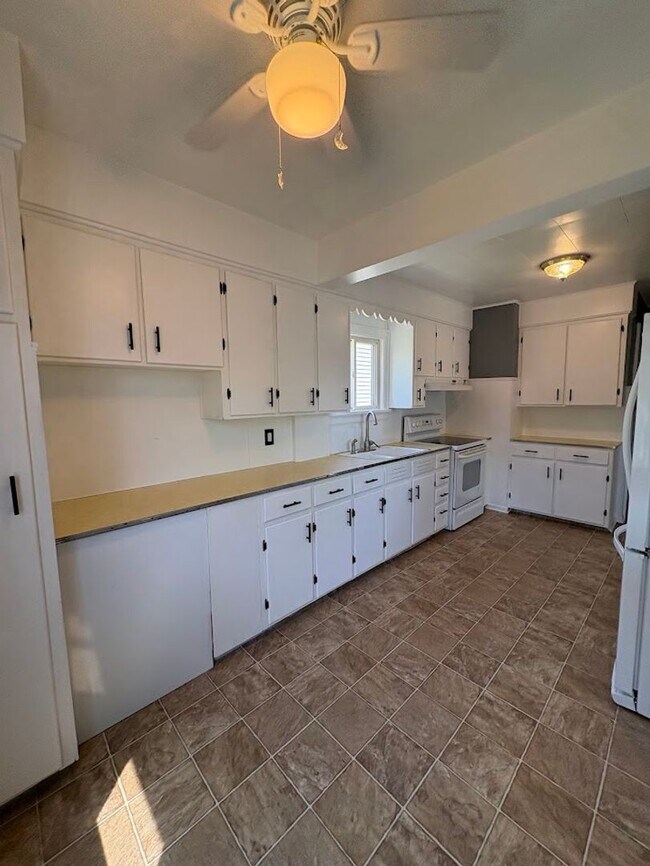 Building Photo - Three bedroom one bathroom home for rent