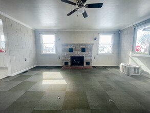 Building Photo - Cozy 2 Bedroom Home! Washer & Dryer Hookups! Fenced In Yard!