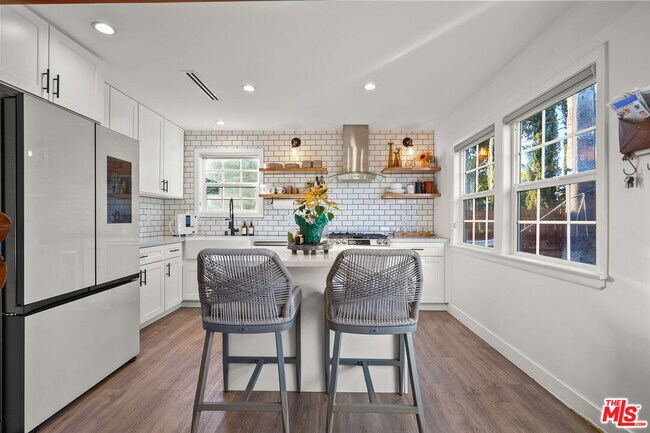 Building Photo - 14828 Saticoy St