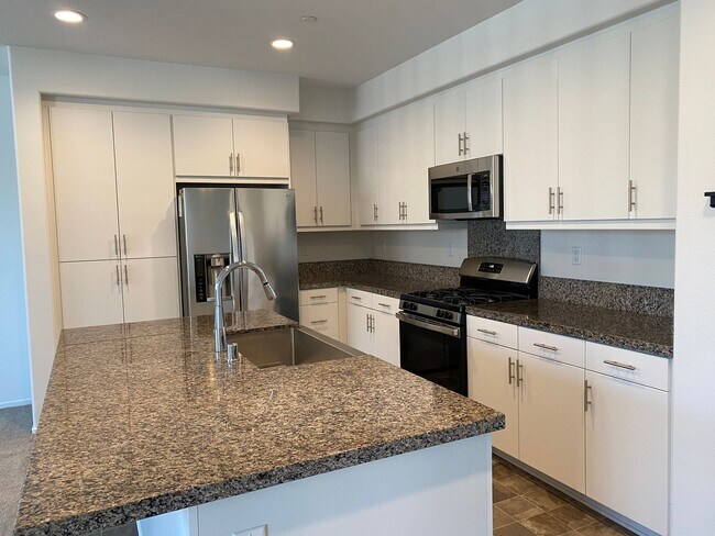 Building Photo - Like New 2 Bed 2 Bath Condo in Temecula