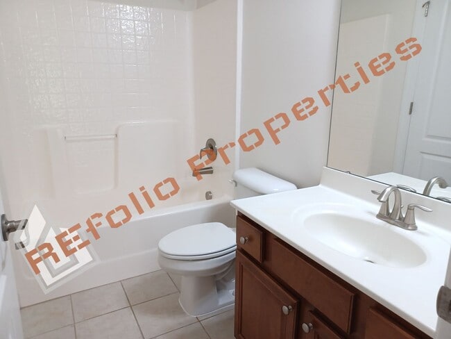 Building Photo - Lovely 5 Bedroom 4 Bathroom Single Family ...