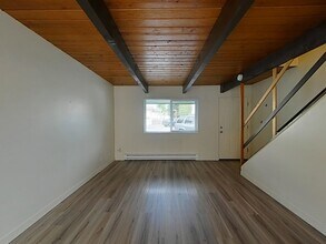 Building Photo - 2 Bedroom Apartment ~ Close to 9th Street