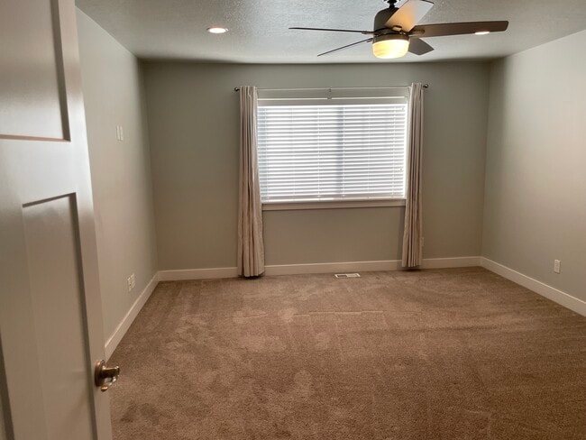 Building Photo - 865 S Aspen Wy