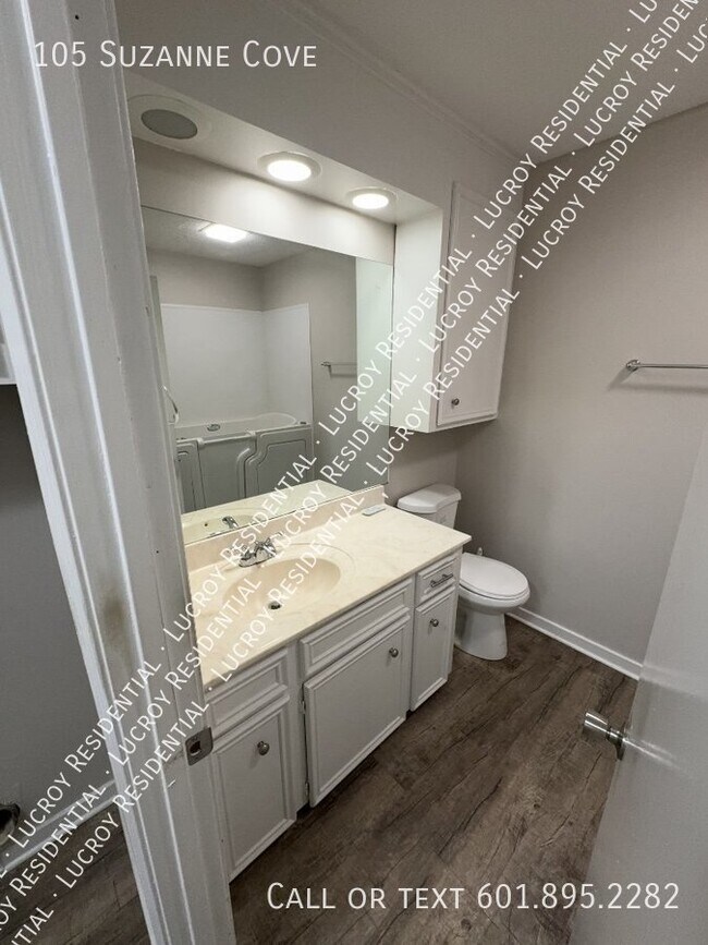 Building Photo - Updated 4-Bedroom Duplex with Fireplace in...