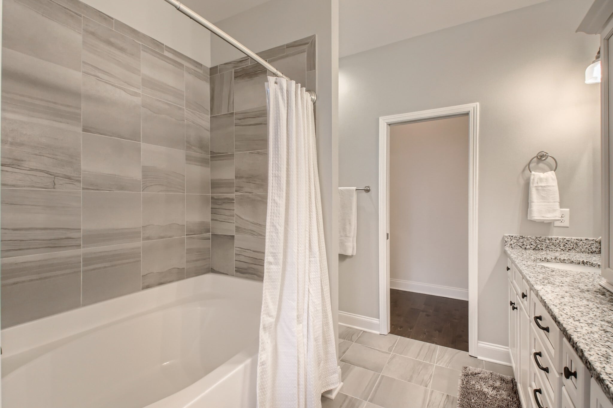 Garden Tub with Shower! - 1608 Hampshire Plz