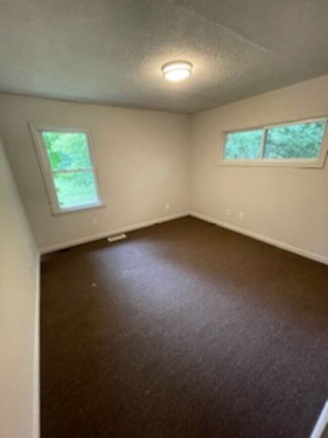 Building Photo - Large 4 Bedroom 2 Bathroom House for Rent