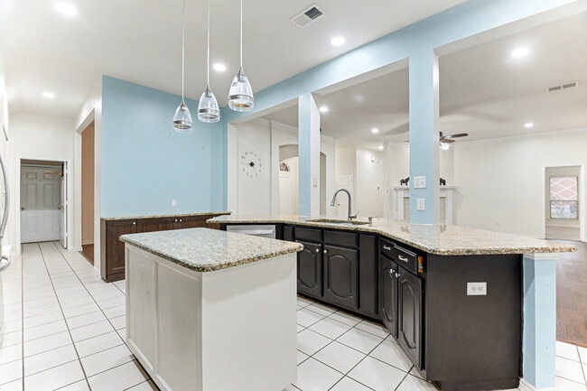 Building Photo - 5474 Golfside Dr