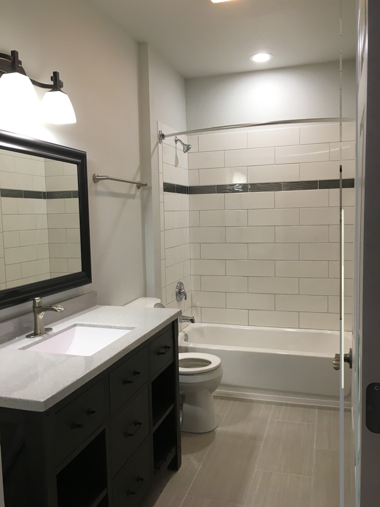 Building Photo - 410 E Mill St