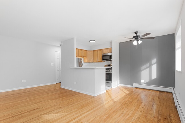 Building Photo - 6758 N Sheridan Rd