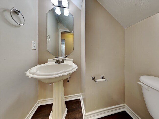 Building Photo - 2219 Shady Pine Dr