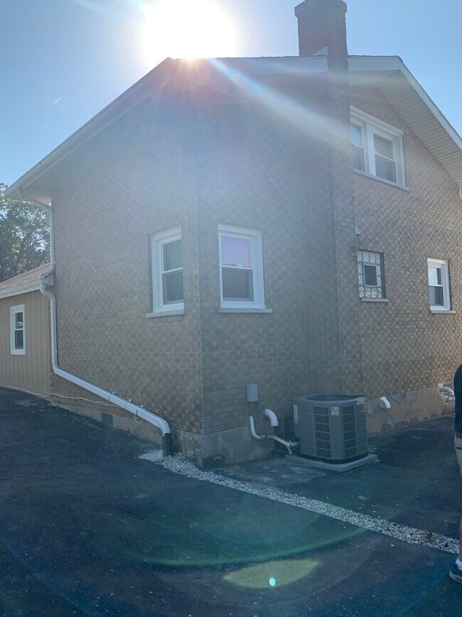 Building Photo - 14242 S Elm St