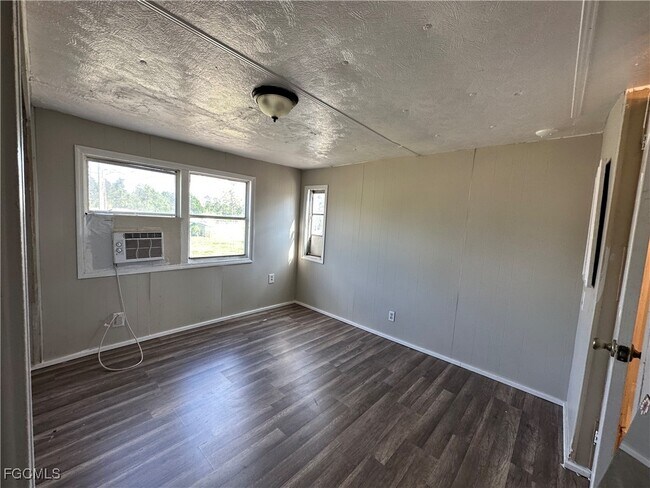 Building Photo - 8086 Heck Dr