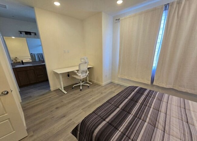 Building Photo - New Modern Fully Furnished Three-Story Townhome Near the Truckee River