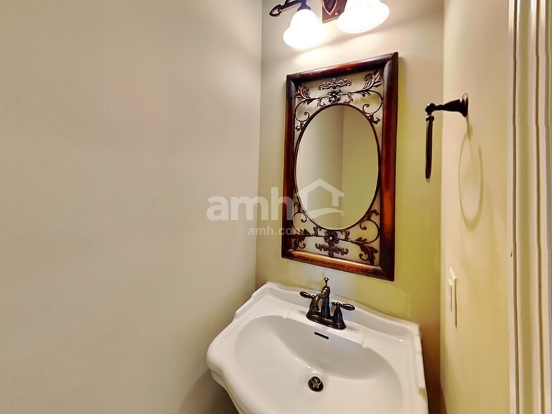 Building Photo - 3434 Wellington Pl