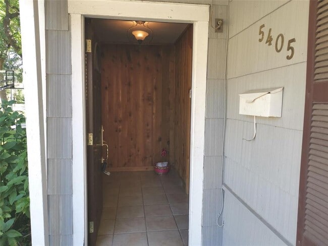 Building Photo - 5405 Huisache St