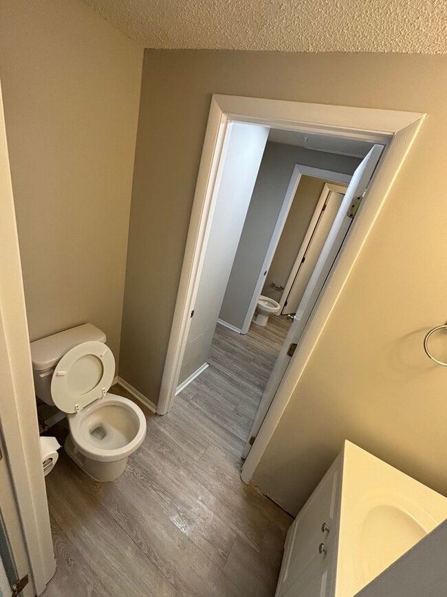 Building Photo - 2 Bedrooms / 1.5 Bathrooms ~ Crossroads Area ~