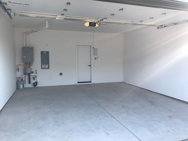 Building Photo - Petrosa 3 Bedroom Townhome