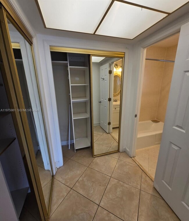 Building Photo - 2309 Park Ln