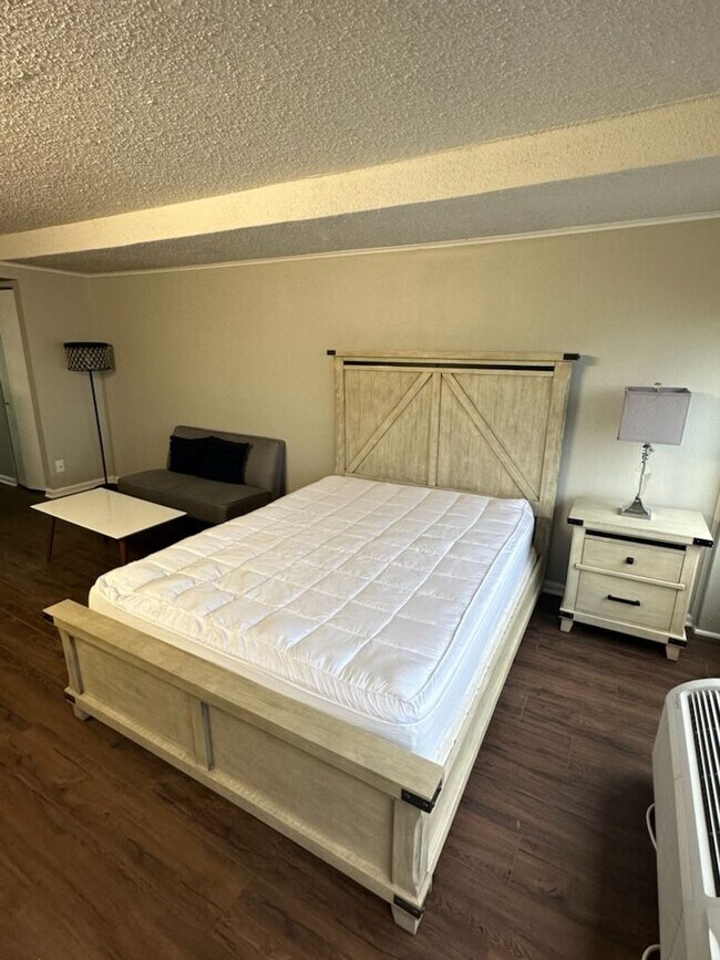 Building Photo - FURNISHED Studio @ University Towers Available FALL 2026!