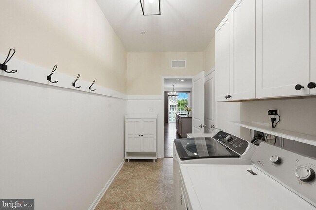 Building Photo - 1190 Webb Dr