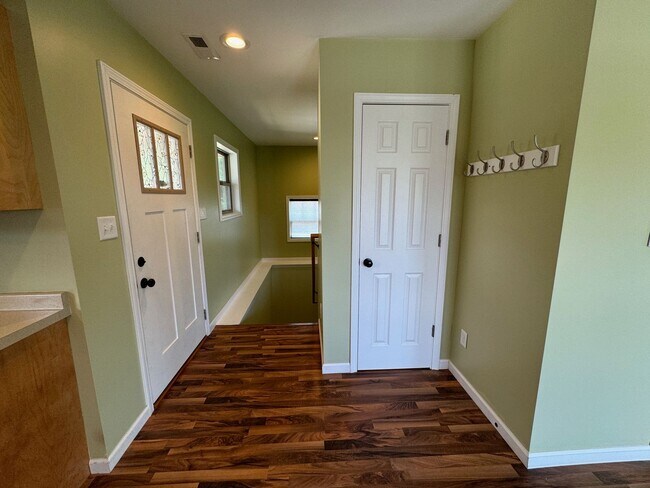 Building Photo - Weaverville - Modern, Three Bedroom, Fenced Yard