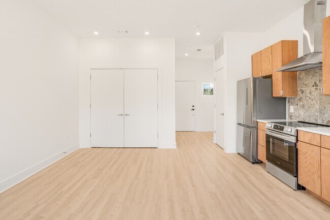 Building Photo - 1310 Lischey Ave