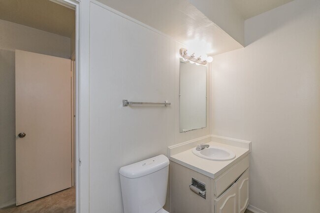 Building Photo - Charming Downstairs Apartment in the Heart of the Cultural District!