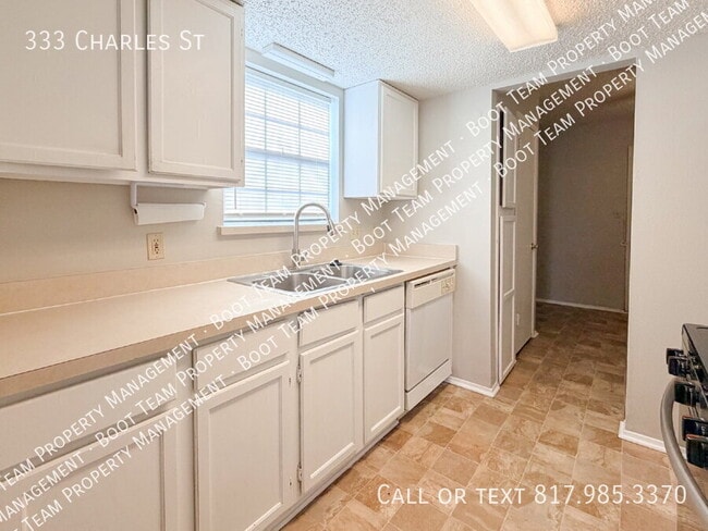 Building Photo - 333 Charles St