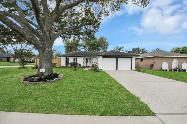 Building Photo - 16222 Forest Bend Ave