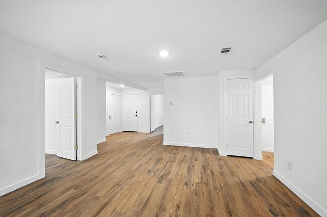 Building Photo - 318 E Shepherd St