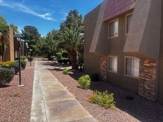 Building Photo - 5044 River Glen Dr