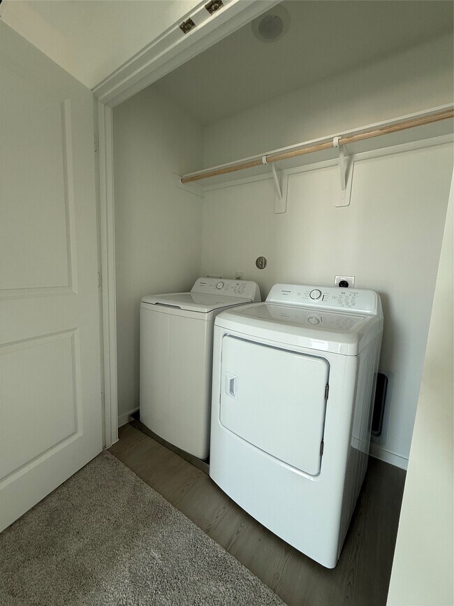 Building Photo - 3061 Fantasy Ter Dr