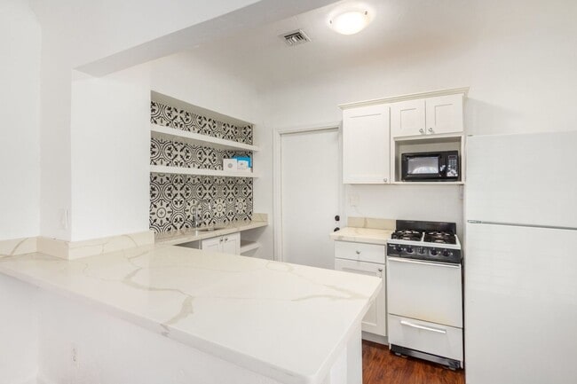 Building Photo - One Bedroom Single Family Home - Garfield District - First Month Free!