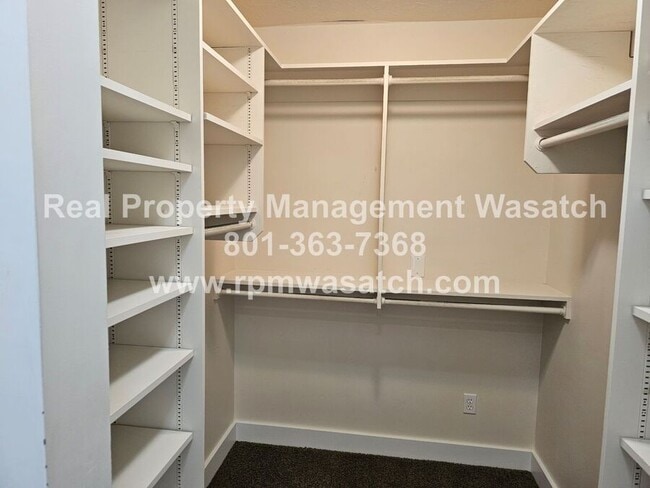 Building Photo - 985 Northcliffe Dr N