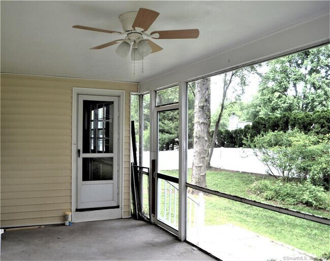 Building Photo - 4 Oriole Dr