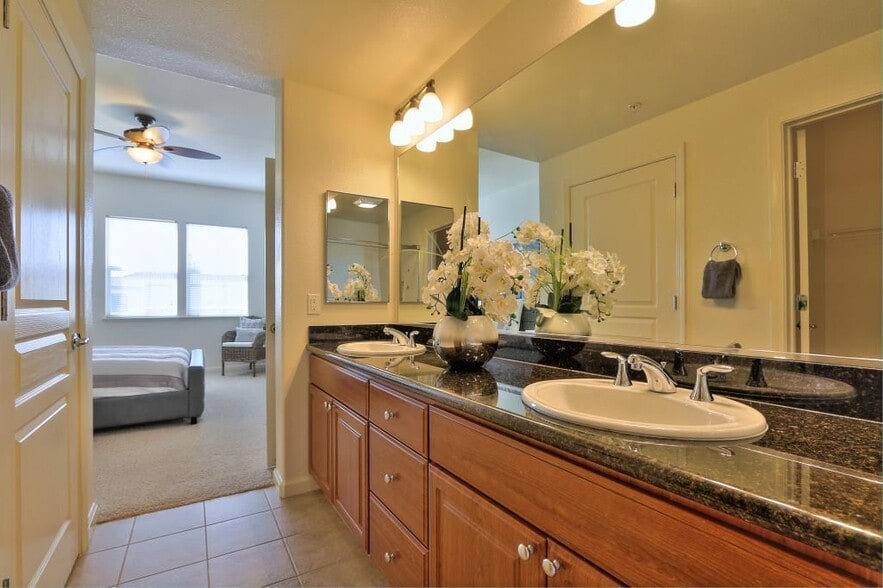 Main bathroom - 1883 Agnew Rd