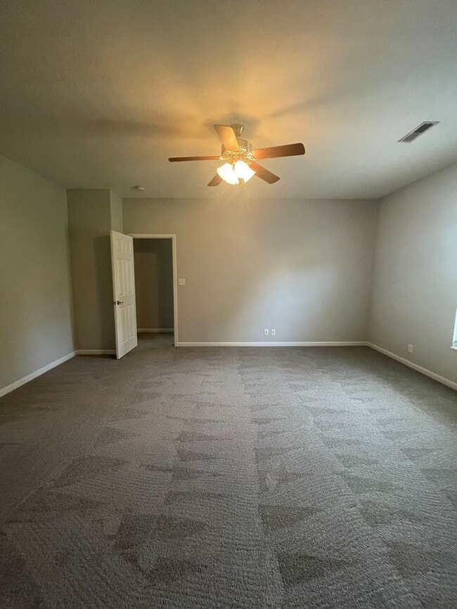 Building Photo - 2 bed, 2 bath, 2 car garage ranch style to...