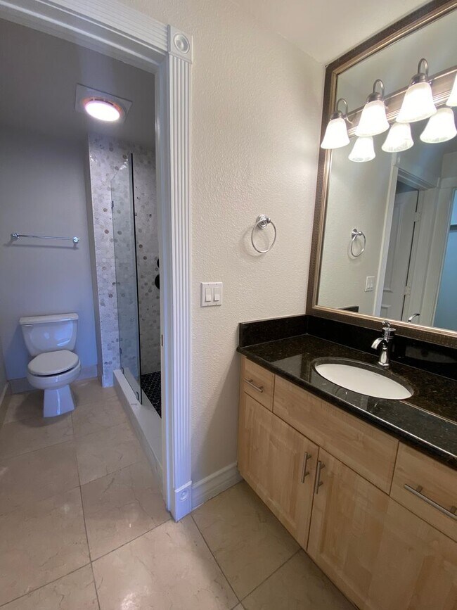 Building Photo - Remodeled 2 Bedroom Condo Just Off the Strip!
