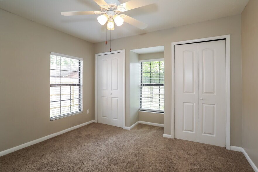 Building Photo - 3824 Tree Lake Dr