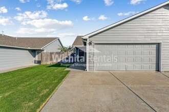 Building Photo - 3 bedroom 2 bath duplex