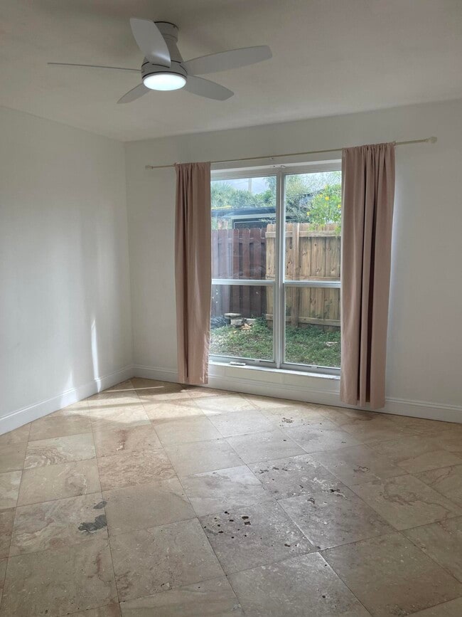 Building Photo - 927 W Royal Palm Rd