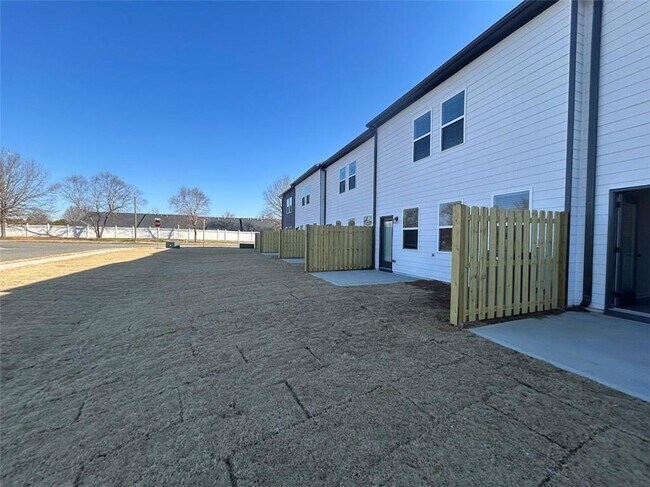 Building Photo - 135 Lauren St