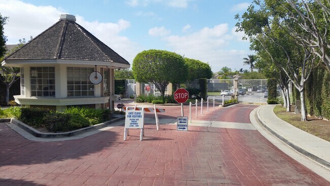 Building Photo - 8712 Endsleigh Ave