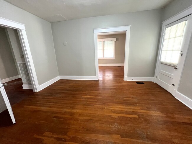 Building Photo - Newly Renovated 3 Bedroom Home in Lawrence...