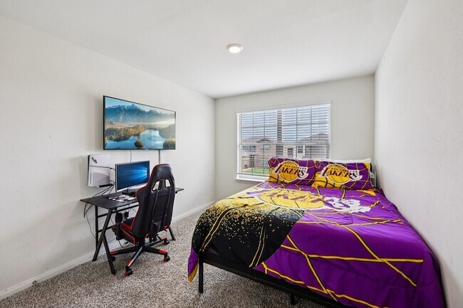 Building Photo - 1927 Churchill Downs Dr