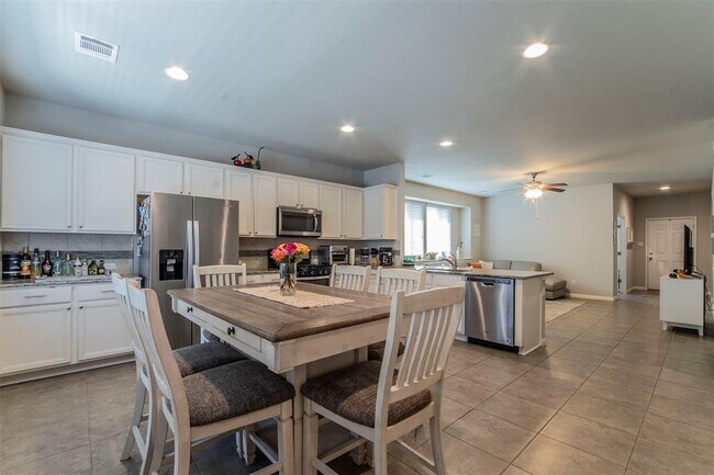 Building Photo - 352 S Brook Dr