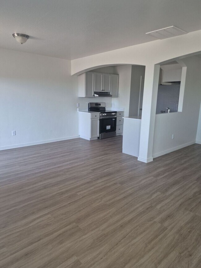 Building Photo - Remodeled 3 Bed / 2.5 Bath Townhome in Great Location