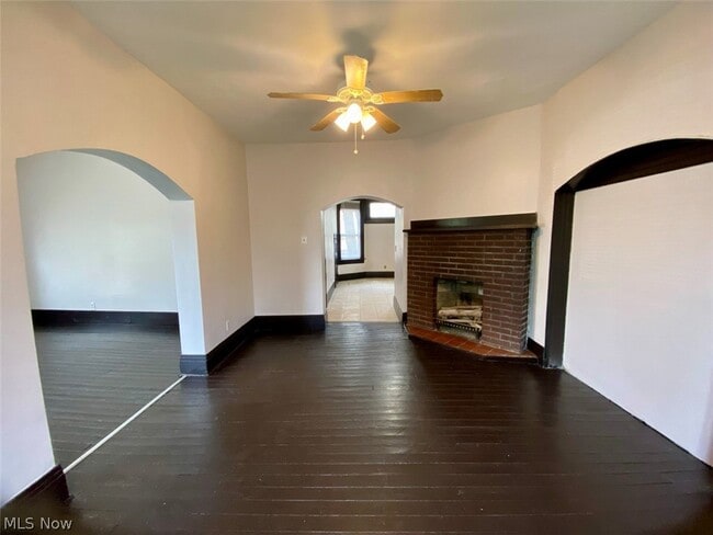 Building Photo - 390 Doyle St