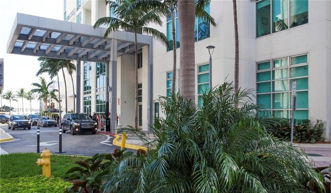 Building Photo - 300 S Biscayne Blvd