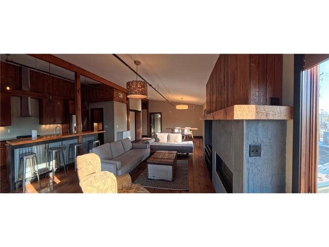 Building Photo - 312 3rd St